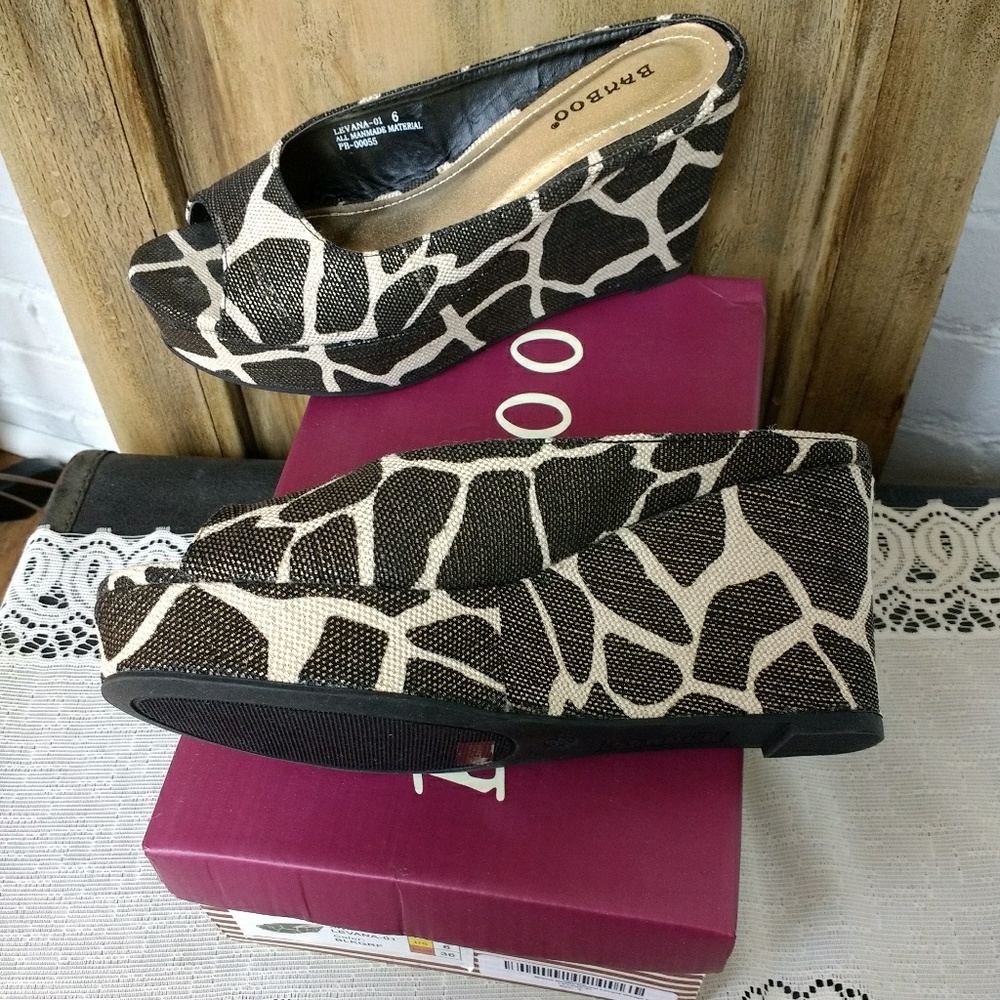 Bamboo Giraffe Print Peep Toe Wedge Size 6